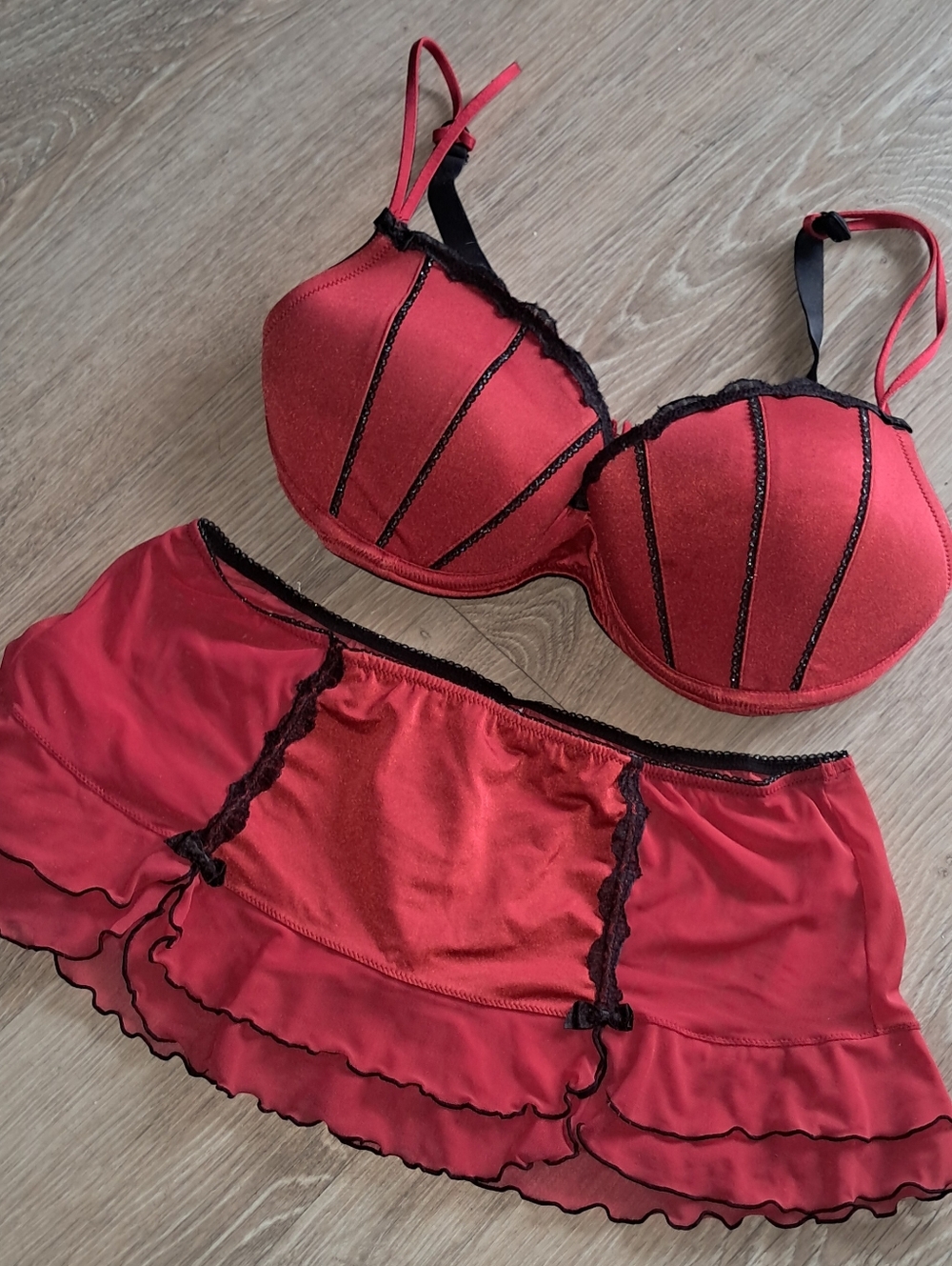 Apt. 9 Wine and Black 36 D and Large Lace Bra & Mini Skirt Set - Picture 12 of 16